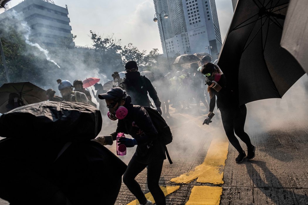 上个月在尖沙咀附近，防暴警察发射催泪瓦斯以驱散抗议者。