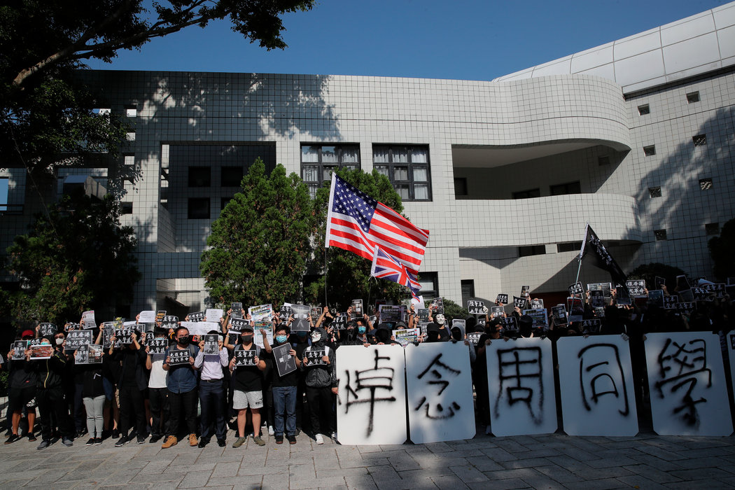 周五，抗议者举着写着“悼念周同学”的标语牌，聚集在香港科技大学校长住所的外面KIN CHEUNG美联社