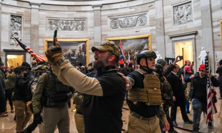 VOA：特朗普誓言不认败选 抗议人士冲击国会大楼