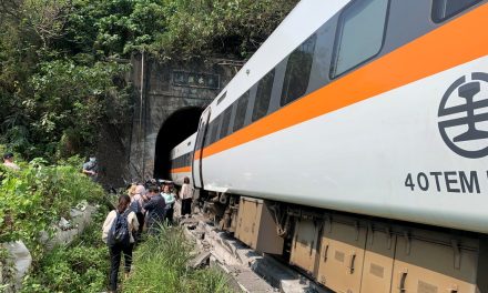 【纽约时报】台湾发生火车出轨事故，超50人死亡