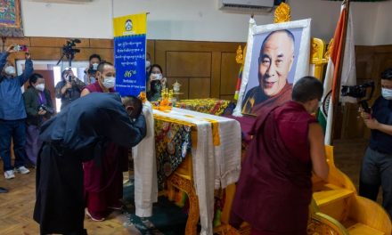 【VOA】四川藏区50多名藏人因私藏达赖喇嘛画像被军警抓捕